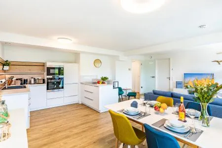 Großer, heller Wohn- u. Essbereich mit offener Küche FeWo Beachfront in PRORA - 3.41