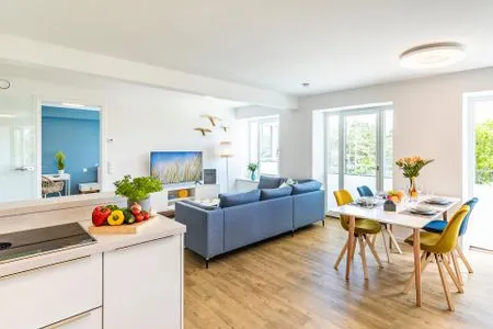 Großer, heller Wohn- u. Essbereich mit offener Küche FeWo Beachfront in PRORA - 3.41