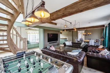 Wohnzimmer: 2 Sofa, 2 Sessel, TV, Zugang zum Balkon FeWo Camelot in PRORA - 9.51