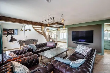 Wohnzimmer: 2 Sofa, 2 Sessel, TV, Zugang zum Balkon FeWo Camelot in PRORA - 9.51