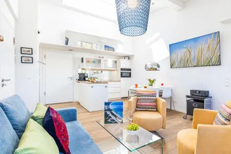 Wohnbereich: Sofa, Sofatisch, Dreh-Sessel, Smart-TV, Insektenschutz FeWo Casa Carmen in PRORA - 2.52