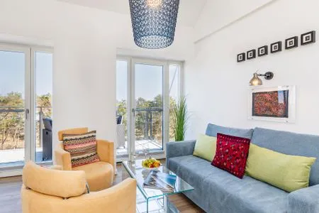 Wohnbereich: Sofa, Sofatisch, Dreh-Sessel, Smart-TV, Insektenschutz FeWo Casa Carmen in PRORA - 2.52