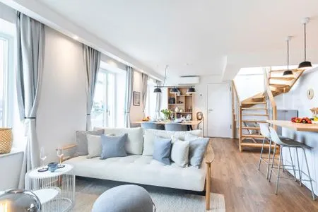 Wohnzimmer: Schlafsofa, TV, Zugang zum Balkon FeWo Deck54 Dachterrasse in PRORA - 3.54