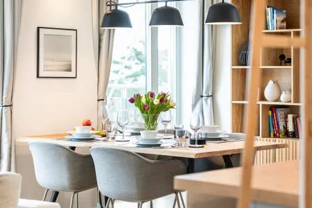 Wohnzimmer: Schlafsofa, TV, Zugang zum Balkon FeWo Deck54 Dachterrasse in PRORA - 3.54