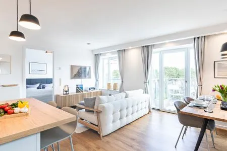 Wohnzimmer: Schlafsofa, TV, Zugang zum Balkon FeWo Deck54 Dachterrasse in PRORA - 3.54