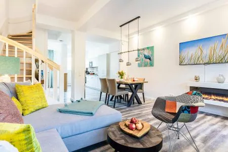 Wohn/Essbereich: Schlafsofa, TV, Zugang zur Terrasse FeWo Unsere Perle in PRORA - 4.01