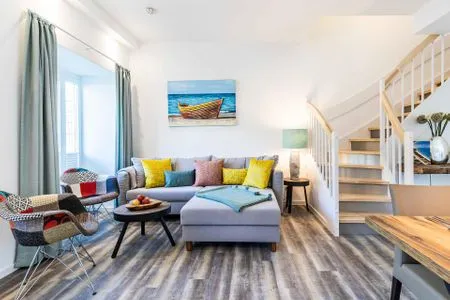 Wohn/Essbereich: Schlafsofa, TV, Zugang zur Terrasse FeWo Unsere Perle in PRORA - 4.01