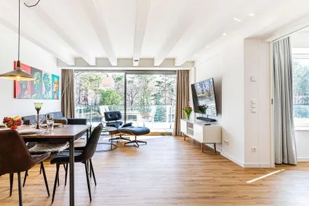 Wohn/Essbereich: Sofa, Sitzbereich, Essbereich, Flach-TV, Balkon Zugang FeWo Strandlust in PRORA - 7.11