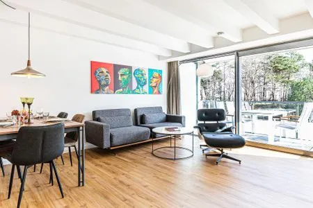 Wohn/Essbereich: Sofa, Sitzbereich, Essbereich, Flach-TV, Balkon Zugang FeWo Strandlust in PRORA - 7.11