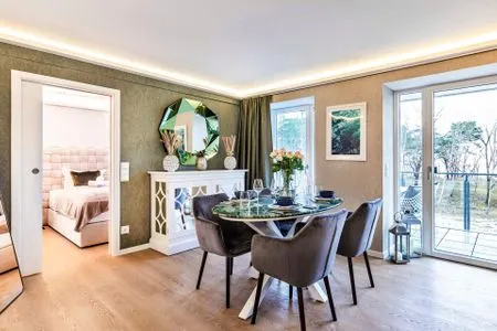 Wohnzimmer: Sofa, TV FeWo Unik in PRORA - 8.22