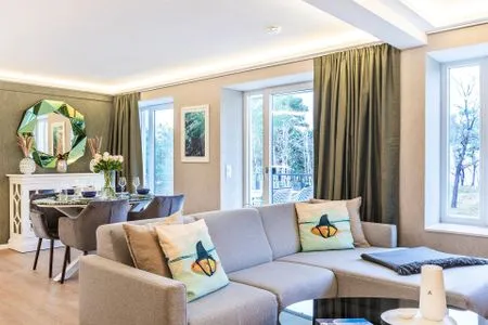 Wohnzimmer: Sofa, TV FeWo Unik in PRORA - 8.22