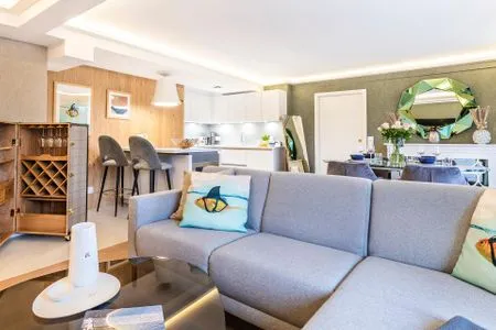 Wohnzimmer: Sofa, TV FeWo Unik in PRORA - 8.22