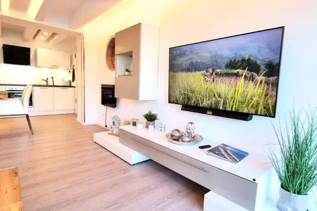 Wohnzimmer: Essbereich, Schlafsofa, Elektro-Kamin, Smart- TV, Zugang zum Balkon FeWo Treibgut in PRORA - 8.12