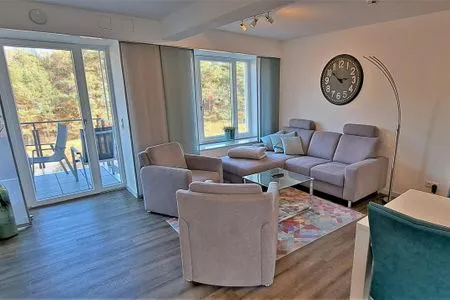 Wohn/Essbereich: Sofa, Sitzbereich, Essbereich, TV, Zugang zum Balkon FeWo Düne 18 in PRORA - 5.21