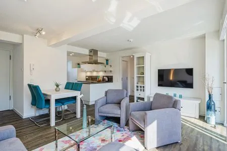 Wohn/Essbereich: Sofa, Sitzbereich, Essbereich, TV, Zugang zum Balkon FeWo Düne 18 in PRORA - 5.21