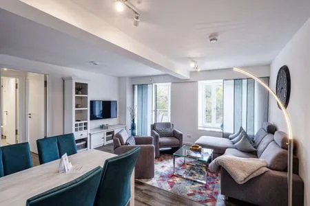 Wohn/Essbereich: Sofa, Sitzbereich, Essbereich, TV, Zugang zum Balkon FeWo Düne 18 in PRORA - 5.21