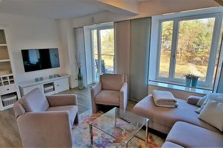 Wohn/Essbereich: Sofa, Sitzbereich, Essbereich, TV, Zugang zum Balkon FeWo Düne 18 in PRORA - 5.21