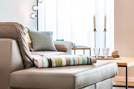 Wohnzimmer: Sofa, TV, Zugang zu den 2 Terrassen FeWo TREIBsand in PRORA - 2.03