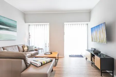 Wohnzimmer: Sofa, TV, Zugang zu den 2 Terrassen FeWo TREIBsand in PRORA - 2.03