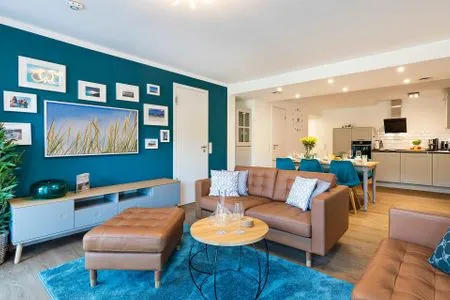 Wohnzimmer: Couch, LED-Flachbildfernseher, Essbereich, WLAN, Kabel, Playstation (4. Generation) und Blu-ray-Player FeWo Sunshine Coast in PRORA - 4.11