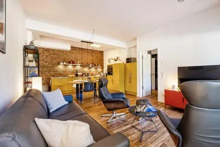 Offener Wohnbereich mit Zugang zur Terrasse, integrierter Küche, Esstisch, ausziehbarer Couch, Relaxsesseln, Smart-TV FeWo Dünenterrasse in PRORA - 9.04