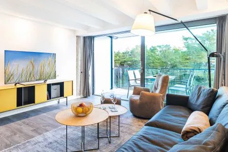 Wohnbereich/Essbereich: Ledercouch mit Tisch, 2 Lederschaukelsessel, Esstisch mit 4 Stühlen, Panoramafenster, Smart-TV, FeWo Sunrise in PRORA - 4.34