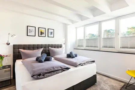 Schlafzimmer 2: Doppelbett (180 x 200), Kleiderschrank, Kommode, Smart-TV, Panoramafenster mit Ausgang zum Balkon, Blick FeWo Sunrise in PRORA - 4.34