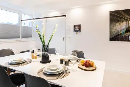 Wohn-/Essbereich: Schlafcouch (90 x 180), Sitzbereich, Essbereich, Smart-TV, mobiles Soundsystem (via Bluetooth), Zugang FeWo Frühlicht in PRORA - 4.36