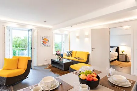 Wohn/Essbereich: TV, Zugang zum Balkon FeWo GiGi in PRORA mit Meerblick | Balkon - 8.42