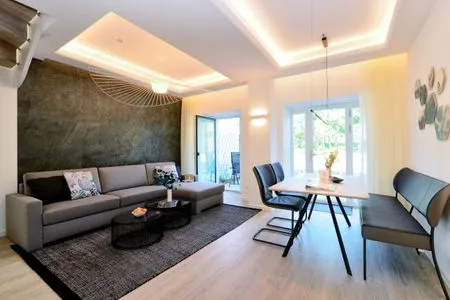 Wohn/Essbereich: Sofa, Sitzbereich, Essbereich, TV, Zugang zur Terrasse FeWo Gooddays in PRORA Familien-Maisonette mit Terrasse & Balkon - 8.02