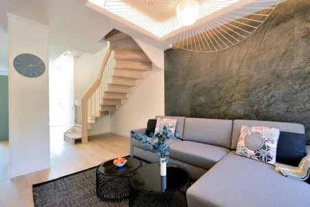 Wohn/Essbereich: Sofa, Sitzbereich, Essbereich, TV, Zugang zur Terrasse FeWo Gooddays in PRORA Familien-Maisonette mit Terrasse & Balkon - 8.02