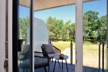 Wohn/Essbereich: Sofa, Sitzbereich, Essbereich, TV, Zugang zur Terrasse FeWo Gooddays in PRORA Maisonette mit Terrasse & Balkon - 8.02