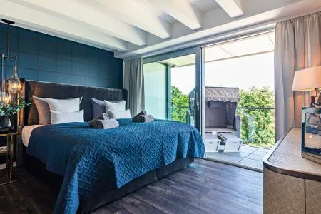 Schlafzimmer 1: Doppelbett (180x200), TV, freistehende Badewanne, Zugang zum Balkon FeWo Goodlife in PRORA - 7.40