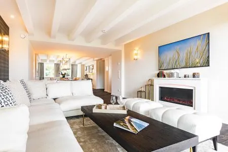 Wohn/Essbereich: Sofa, Sitzbereich, TV, Essbereich, Zugang zum Balkon FeWo Goodlife in PRORA - 7.40