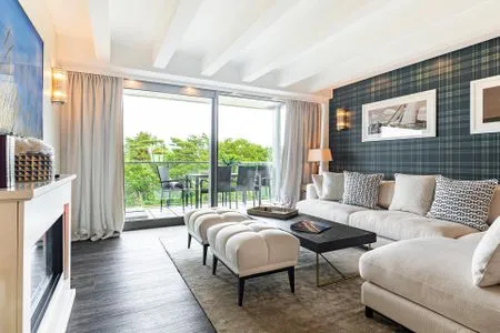 Wohn/Essbereich: Sofa, Sitzbereich, TV, Essbereich, Zugang zum Balkon FeWo Goodlife in PRORA - 7.40