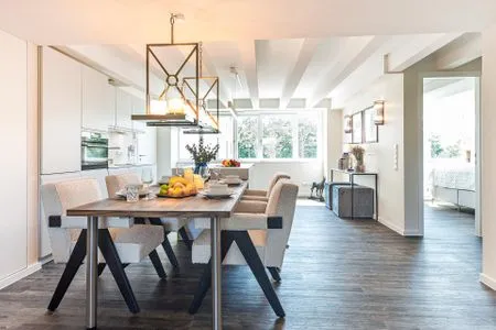 Wohn/Essbereich: Sofa, Sitzbereich, TV, Essbereich, Zugang zum Balkon FeWo Goodlife in PRORA - 7.40