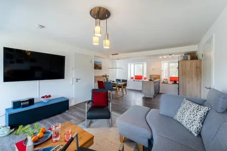 Wohn/Essbereich: Sofa, Flachbildfernseher, Zugang zum Balkon FeWo Grumsin in PRORA - 4.21