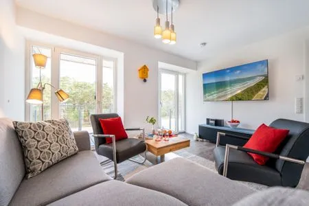 Wohn/Essbereich: Sofa, Flachbildfernseher, Zugang zum Balkon FeWo Grumsin in PRORA - 4.21