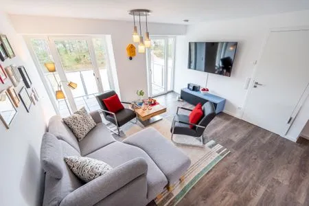 Wohn/Essbereich: Sofa, Flachbildfernseher, Zugang zum Balkon FeWo Grumsin in PRORA - 4.21
