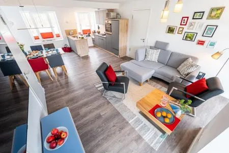 Wohn/Essbereich: Sofa, Flachbildfernseher, Zugang zum Balkon FeWo Grumsin in PRORA - 4.21