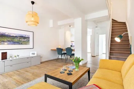 Wohn/Essbereich: Sofa, Sitzbereich, Essbereich, TV--Flachbild, Zugang zur Terrasse FeWo HAPPY in PRORA - 4.02