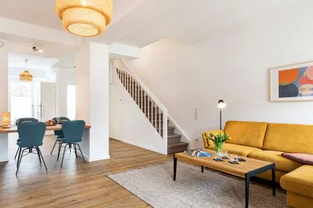 Wohn/Essbereich: Sofa, Sitzbereich, Essbereich, TV--Flachbild, Zugang zur Terrasse FeWo HAPPY in PRORA - 4.02