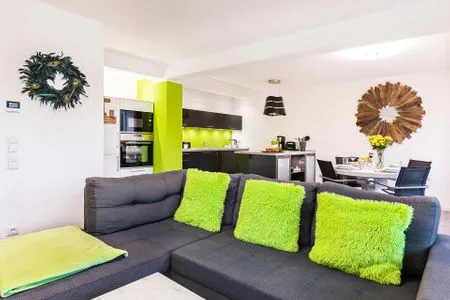 Wohn/Essbereich: Schlafsofa, Sitzbereich, Essbereich, TV, Zugang zum Balkon FeWo Have a nice Day in PRORA - 5.33