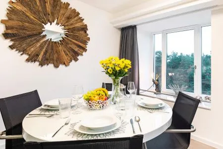 Wohn/Essbereich: Schlafsofa, Sitzbereich, Essbereich, TV, Zugang zum Balkon FeWo Have a nice Day in PRORA - 5.33