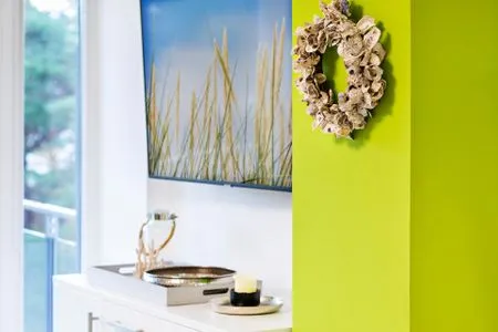 Wohn/Essbereich: Schlafsofa, Sitzbereich, Essbereich, TV, Zugang zum Balkon FeWo Have a nice Day in PRORA - 5.33