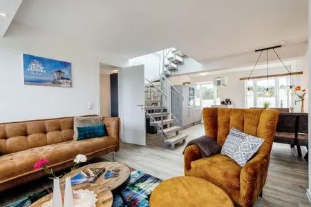 Wohn/Essbereich: Sofa, Sitzbereich, Essbereich, TV, Zugang zum Balkon FeWo Heimathafen Dachterrasse in PRORA - 5.55