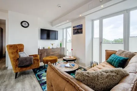 Wohn/Essbereich: Sofa, Sitzbereich, Essbereich, TV, Zugang zum Balkon FeWo Heimathafen Dachterrasse in PRORA - 5.55