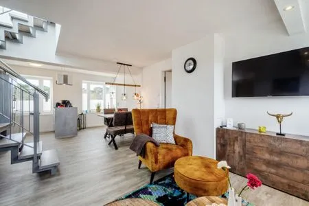 Wohn/Essbereich: Sofa, Sitzbereich, Essbereich, TV, Zugang zum Balkon FeWo Heimathafen Dachterrasse in PRORA - 5.55