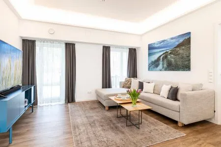 Wohn/Essbereich: Sofa, Sitzbereich, Essbereich, TV, Zugang zur Terrasse FeWo Sundream in PRORA - 9.05