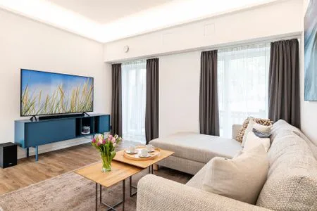 Wohn/Essbereich: Sofa, Sitzbereich, Essbereich, TV, Zugang zur Terrasse FeWo Sundream in PRORA - 9.05